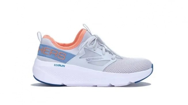 Skechers GO Run Elevate termasuk dalam Rekomendasi Sepatu Skechers di Bawah Rp1 Juta.
