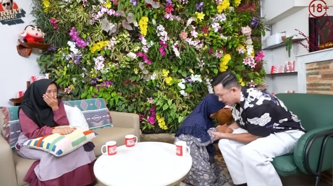 Anaknya Tewas Mengenaskan di Tulang Bawang, Sang Ibu Bersimpuh di Depan Denny Sumargo