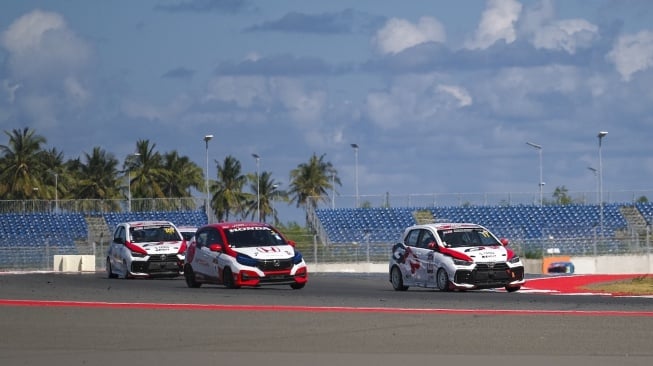 All New Agya GR Sport, TGRI sukses memborong double podium pada Kejurnas Indonesia Touring Car Race (ITCR) 1200 Seri 1 dan 2 di Sirkuit Mandalika, sekaligus mendominasi MLDSPOT Autokhana Kejurnas Slalom 2025 Seri ke-2 di Banjar, Jawa Barat. (Foto: TAM)