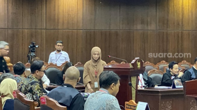 Lesti Kejora saat memberikan kesaksian dalam sidang uji materi UU Hak Cipta No. 28 Tahun 2014 di Mahkamah Konstitusi pada Selasa, 22 Juli 2025. [Suara.com/Tiara Rosana]