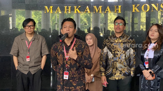 Penyanyi anggota VISI, Ariel NOAH, Armand Maulana, Lesti Kejora, dan Sammy Simorangkir usai mengikuti sidang uji materi di MK. [Suara.com/Tiara Rosana]
