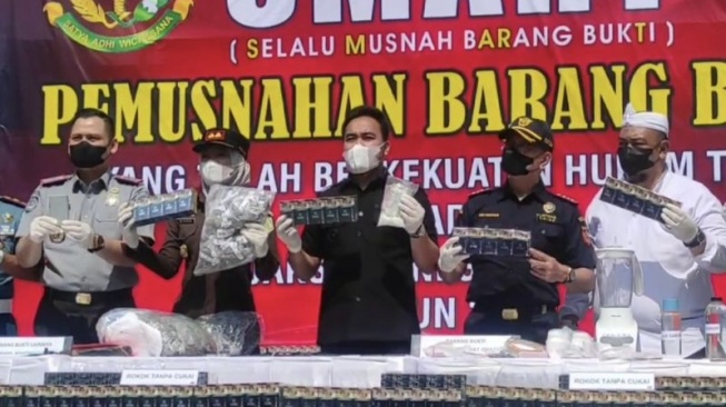 Kejari Cilegon Bakar 12,4 Juta Batang Rokok Ilegal Senilai Rp12 Miliar, Kirim Sinyal Perang ke Mafia