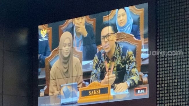 Sammy Simorangkir saat memberikan kesaksian dalam sidang uji materi UU Hak Cipta No. 28 Tahun 2014 di Mahkamah Konstitusi pada Selasa, 22 Juli 2025. [Suara.com/Tiara Rosana]
