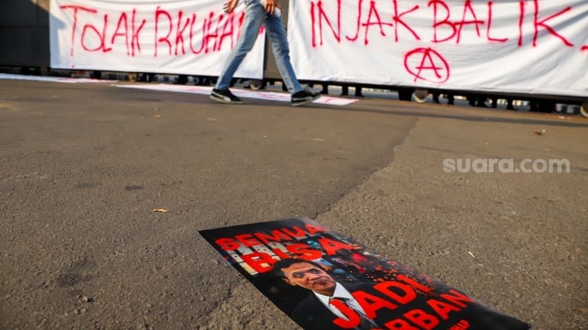 Sejumlah massa menggelar aksi unjuk rasa terkait RUU KUHAP di Gerbang Pancasila, Kompleks Parlemen Senayan, Jakarta Pusat, Selasa (22/7/2025). [Suara.com/Alfian Winanto]   