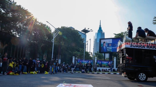 Sejumlah massa menggelar aksi unjuk rasa terkait RUU KUHAP di Gerbang Pancasila, Kompleks Parlemen Senayan, Jakarta Pusat, Selasa (22/7/2025). [Suara.com/Alfian Winanto]   