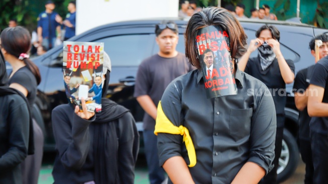 Aksi Tolak RKUHAP di Gerbang Pancasila DPR