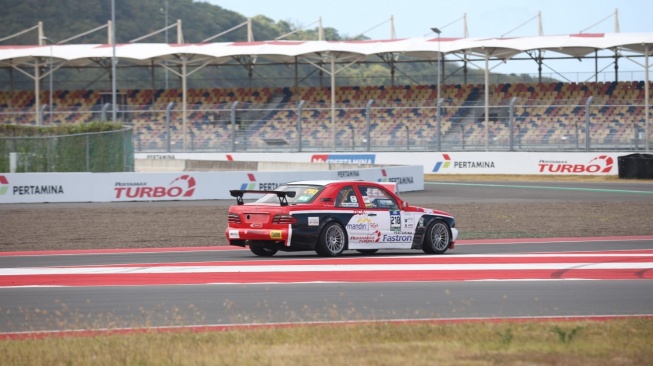 Indostar Motorsport sebagai wadah bagi para pecinta balap pengendara Mercedes-Benz yang gemar balapan mampu menorehkan prestasi pada ajang balap Mandalika Festival of Speed (MFOS) dan Indonesia Touring Car Race (ITCR). (Foto: Indostar Motorsport)