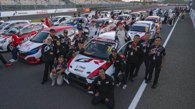 All New Agya GR Sport, TGRI sukses memborong double podium pada Kejurnas Indonesia Touring Car Race (ITCR) 1200 Seri 1 dan 2 di Sirkuit Mandalika, sekaligus mendominasi MLDSPOT Autokhana Kejurnas Slalom 2025 Seri ke-2 di Banjar, Jawa Barat. (Foto: TAM)