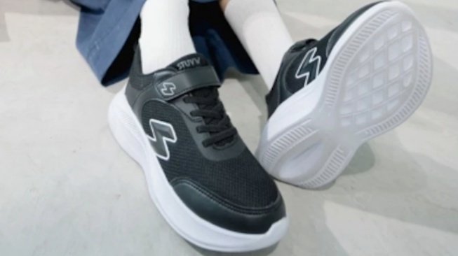 STUVW Sepatu Sekolah Nova Black White. [Shopee]