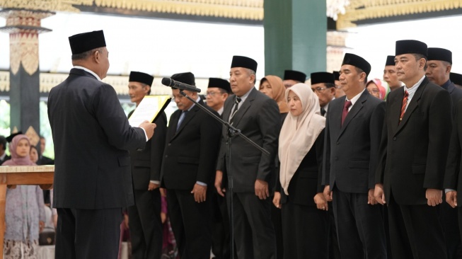 Detik-detik Bupati Sleman, Harda Kiswaya melantik 22 pejabat baru di Kantor Pemkab Sleman, Selasa (22/7/2025). (dok.Istimewa)