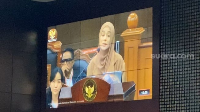 Lesti Kejora saat memberikan kesaksian dalam sidang uji materi UU Hak Cipta No. 28 Tahun 2014 di Mahkamah Konstitusi pada Selasa, 22 Juli 2025. [Suara.com/Tiara Rosana]