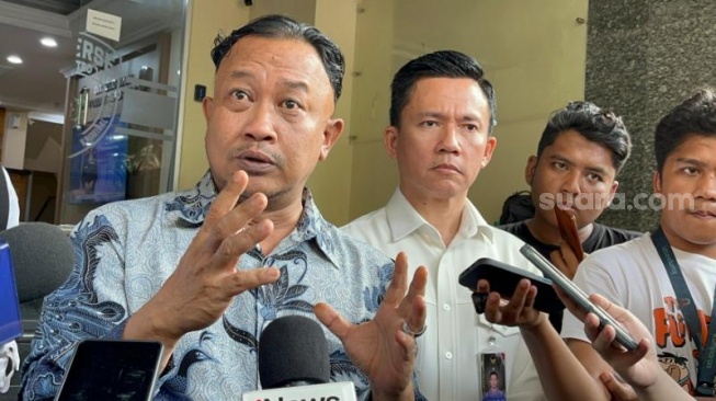 Komisioner Kompolnas, Choirul Anam di Polda Metro Jaya. (Suara.com/M Yasir)