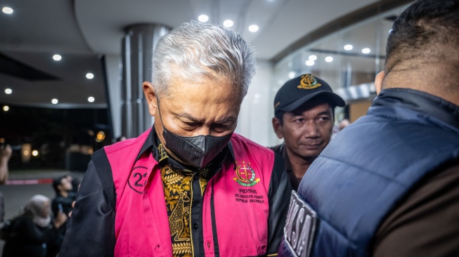 Senior Executive Vice President Bisni Bank BJB 2019-2023 Benny Riswandi (kiri) berjalan memasuki mobil tahanan usai menjalani pemeriksaan di Kejaksaan Agung, Jakarta, Selasa (22/7/2025). [ANTARA FOTO/Bayu Pratama S/bar]