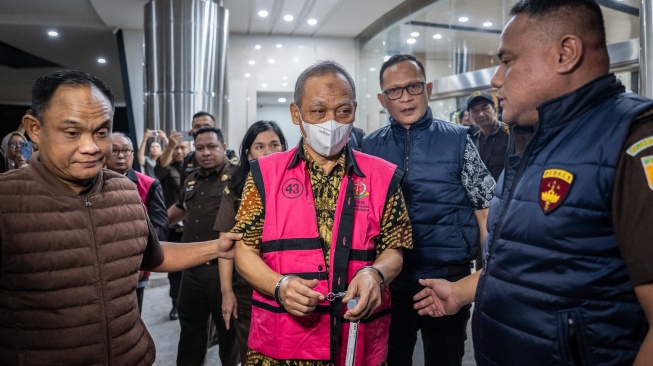 Kepala Divisi Bisnis Korporasi dan Komersial Bank Jateng 2018-2020 Suldiarta (ketiga kanan) berjalan memasuki mobil tahanan usai menjalani pemeriksaan di Kejaksaan Agung, Jakarta, Selasa (22/7/2025). [ANTARA FOTO/Bayu Pratama S/bar]