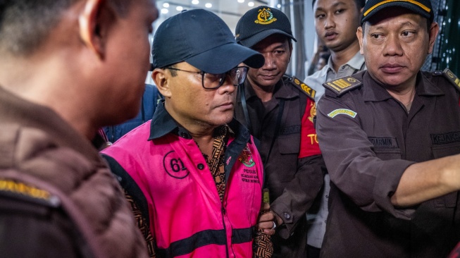 Direktur Kredit UMKM merangkap Direktur Keuangan Bank DKI jakarta 2019-2022 Babay Farid Wazadi (kedua kiri) berjalan memasuki mobil tahanan usai menjalani pemeriksaan di Kejaksaan Agung, Jakarta, Selasa (22/7/2025).[ANTARA FOTO/Bayu Pratama S/bar] 