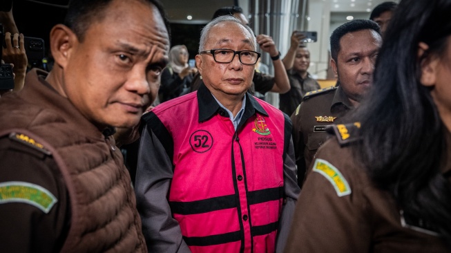 Direktur Keuangan PT Sritex Periode 2006-2023 Allan Moran Severino (tengah) berjalan memasuki mobil tahanan usai menjalani pemeriksaan di Kejaksaan Agung, Jakarta, Selasa (22/7/2025). [ANTARA FOTO/Bayu Pratama S/bar]