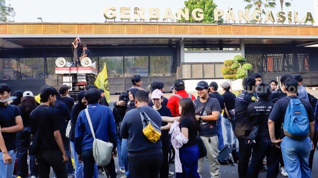 Sejumlah massa menggelar aksi unjuk rasa terkait RUU KUHAP di Gerbang Pancasila, Kompleks Parlemen Senayan, Jakarta Pusat, Selasa (22/7/2025). [Suara.com/Alfian Winanto]   