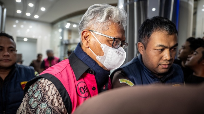 Direktur Utama Bank Jateng 2014-2023 Supriyanto (kedua kiri) berjalan memasuki mobil tahanan usai menjalani pemeriksaan di Kejaksaan Agung, Jakarta, Selasa (22/7/2025). [ANTARA FOTO/Bayu Pratama S/bar] 