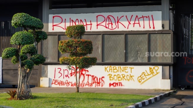 Sejumlah massa menggelar aksi unjuk rasa terkait RUU KUHAP di Gerbang Pancasila, Kompleks Parlemen Senayan, Jakarta Pusat, Selasa (22/7/2025). [Suara.com/Alfian Winanto]   