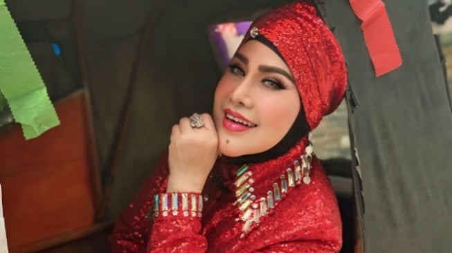 Elvy Sukaesih buka suara usai Tasyi disebut mirip dirinya (Instagram/elvy_sukaesih)