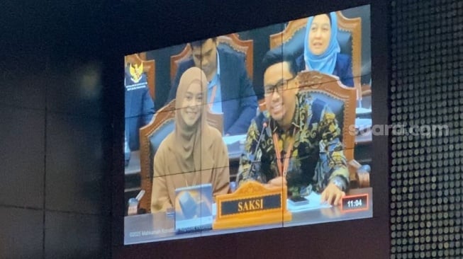 Lesti Kejora dan Sammy Simorangkir saat memberikan kesaksian dalam sidang uji materi UU Hak Cipta No. 28 Tahun 2014 di Mahkamah Konstitusi pada Selasa, 22 Juli 2025. [Suara.com/Tiara Rosana]