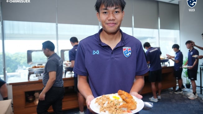 Pemain Timnas Thailand U-23 menikmati makanan di Indonesia. (Facebook/changsuek)