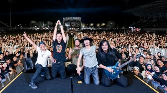 Loh Kok Tum Band, supergrup yang beranggotakan Marcello Tahitoe, Stevie Item, Yuke Sampurna, Eno NTRL, dan Reno Fahreza. [dokumentasi pribadi]