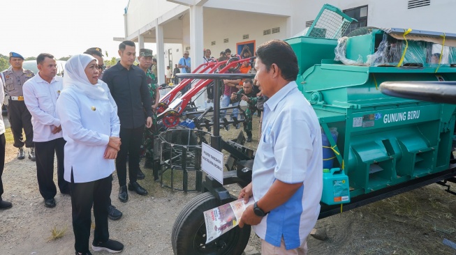 Khofifah mencermati proses konversi penggunaan pupuk di Tuban yang mulai mengurangi ketergantungan pada pupuk kimia total dan beralih secara bertahap ke pupuk organik. (Dok: Pemprov Jatim) 