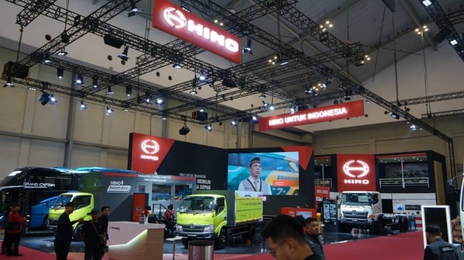 Booth Hino di arena GIIAS 2025, Rabu (23/7/2025). [Dok HMSI]