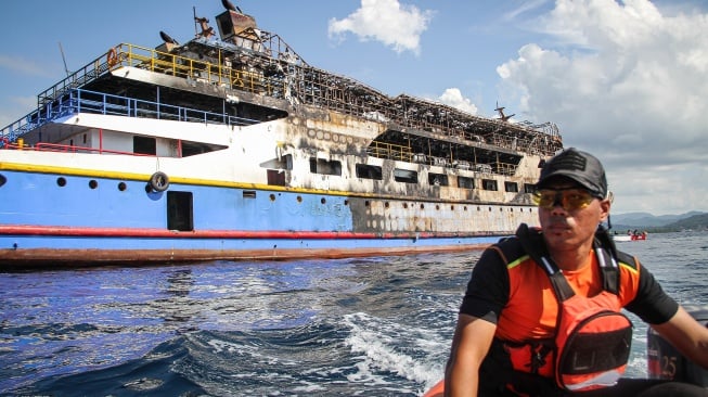 Petugas SAR gabungan menggunakan perahu karet saat mencari dua korban yang hilang dalam insiden terbakarnya KM Barcelona 5 di perairan Talise, Minahasa Utara, Sulawesi Utara, Selasa (22/7/2025). [ANTARAFOTO/Yegar Sahaduta Mangiri/YU/tom]
