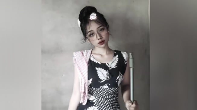 Bukan Ibu Biasa! Video 'Mama Muda' Bikin Netizen Salah Fokus