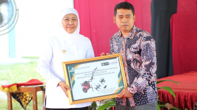 Gubernur Khofifah mengapresiasi Bupati Tuban Aditya Halindra Faridzky atas dukungan luar biasa terhadap sektor pertanian. (Dok: Pemprov Jatim)
