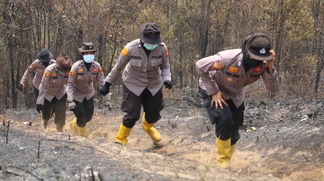 Ketangguhan Polwan Ikut Padamkan Karhutla di Wilayah Perbukitan Rokan Hulu