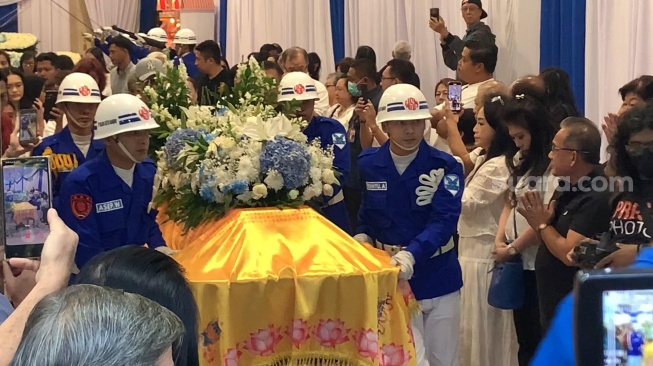 Suasana jelang proses kremasi jenazah ayah Sarwendah, Hendrik Lo di Rumah Duka Grand Heaven, Pluit, Jakarta, Rabu, 23 Juli 2025