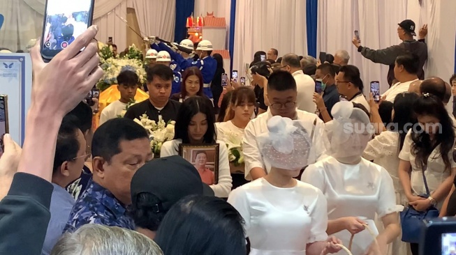 Suasana jelang proses kremasi jenazah ayah Sarwendah, Hendrik Lo di Rumah Duka Grand Heaven, Pluit, Jakarta, Rabu, 23 Juli 2025