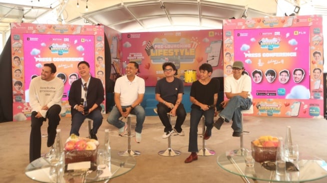 Juicy Luicy dan Adrian Khalif kembali akan menggelar "Konser untuk Korban Sakit Hati Banget" di lima kota. Konser kali ini, mereka menggandeng PLN Mobile. [E-Motion]