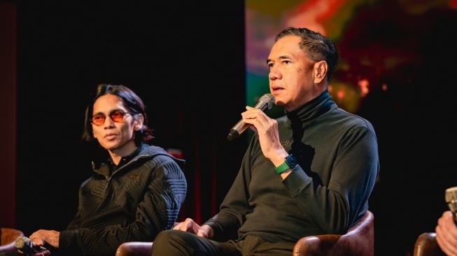 Angga Dwimas Sasongko mewakili Visinema Pictures dan Gita Wirjawan saat mengumumkan proyek film Perang Jawa, yang akan diproduksi pada 2027. [Visinema]