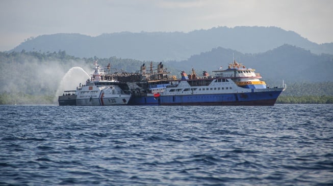 Kapal Patroli KPLP KN P212 melakukan upaya pendinginan KM Barcelona 5 setelah terbakar di perairan Talise, Minahasa Utara, Sulawesi Utara, Selasa (22/7/2025). [ANTARAFOTO/Yegar Sahaduta Mangiri/YU/tom]