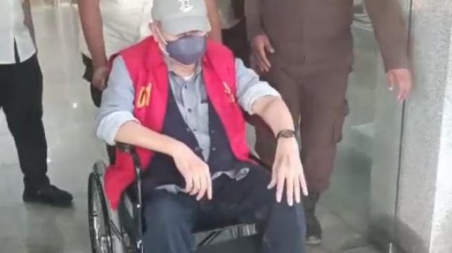 Alex Noerdin Kembali Diperiksa 8 Jam di Kasus Pasar Cinde, Pulang Pakai Kursi Roda