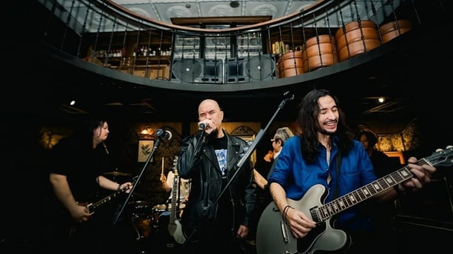 Loh Kok Tum Band, supergrup yang beranggotakan Marcello Tahitoe, Stevie Item, Yuke Sampurna, Eno NTRL, dan Reno Fahreza. Dalam foto, Tum Band berkolaborasi dengan Ahmad Dhani. [dokumentasi pribadi]