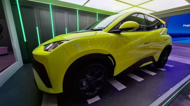 BYD melengkapi jajaran produk mobil listrik mereka di Indonesia dengan meluncurkan BYD Atto 1 dalam perhelatan otomotif Gaikindo Indonesia International Auto Show (GIIAS) 2025. (Foto: SUARA.com/Manuel Jeghesta)