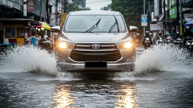 Ayah Jangan Salah Pilih: 10 Mobil Bekas Ini Tangguh Terjang Banjir, Dompet Tetap Aman