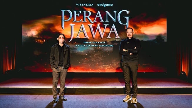 Angga Dwimas Sasongko mewakili Visinema Pictures dan Gita Wirjawan saat mengumumkan proyek film Perang Jawa, yang akan diproduksi pada 2027. [Visinema]