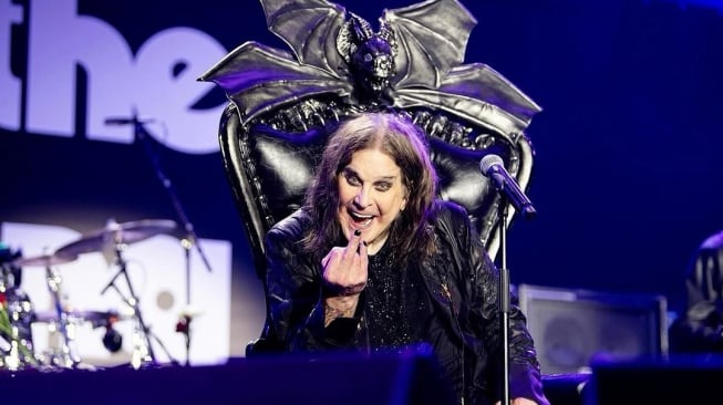 Vokalis Ozzy Osbourne saat tampil dalam konser terakhir Black Sabbath 'Back to Beginning' di Birmingham, Inggris, Sabtu (5/7/2025). [Instagram/Ozzyosbourne]