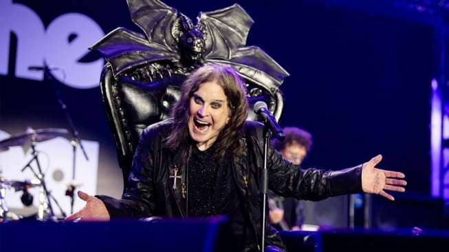 Vokalis Ozzy Osbourne saat tampil dalam konser terakhir Black Sabbath 'Back to Beginning' di Birmingham, Inggris, Sabtu (5/7/2025). [Instagram/Ozzyosbourne]