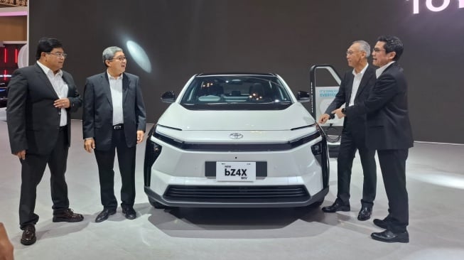 Toyota pamerkan mobil listrik New bZ4X yang sudah sudah diproduksi lokal di pabrik Toyota, Karawang, Jawa Barat. (SUARA.COM/Manuel Jeghesta)