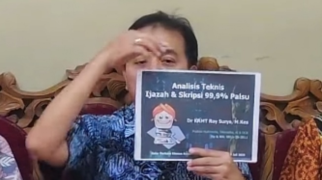 Roy Suryo saat memamerkan dokumen berjudul "Analisis Teknis Ijazah dan Skripsi 99,9 Palsu" terkait kasus tudingan ijazah palsu Jokowi. (tangkapan layar/Youtube)