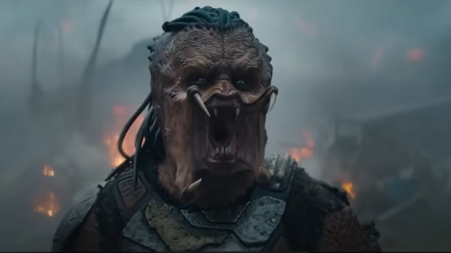 Dek, pemeran protagonis yang akan bermain di film Predator: Badlands. (YouTube)