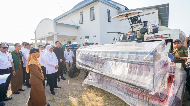 Penyerahan bantuan Alat dan Mesin Pertanian (Alsintan) kepada 15 Gabungan Kelompok Tani (Gapoktan) di Desa Temandang, Kecamatan Merakurak, Kabupaten Tuban. (Dok: Pemprov Jatim)