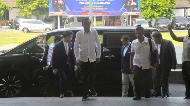 Presiden ke-7 Jokowi menjalani pemeriksaan terkait kasus pencemaran nama baik dan fitnah ijazah palsu oleh penyidik Ditreskrimum Polda Metro Jaya di Mapolresta Solo, Rabu (23/7/2024). [Suara.com/Istimewa]